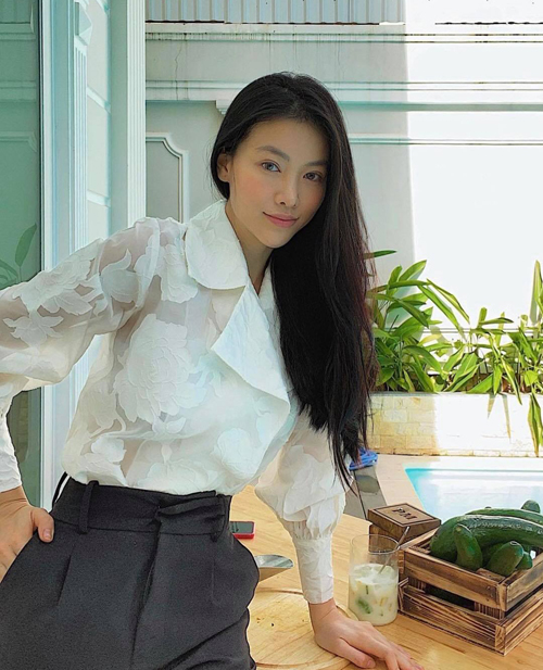 Sơ mi, quần âu màu đơn sắc là hai trang phục quen thuộc của Phương Khánh khi tham gia các buổi họp.