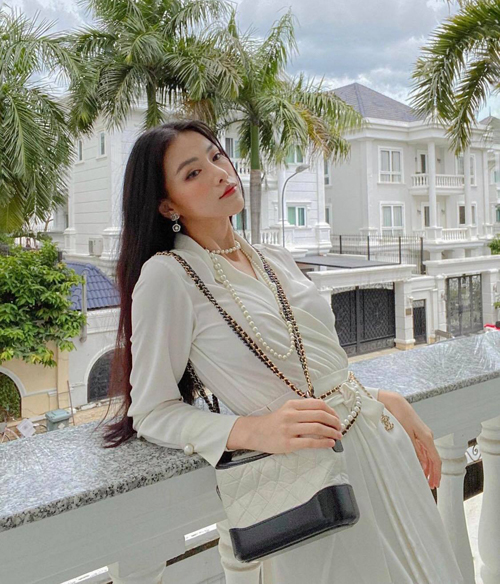 Bên cạnh việc tận dụng trang phục trắng - đen, Phương Khánh cũng chọn thêm giày, túi hiệu để phối đồ sang trọng khi gặp gỡ các đối tác.