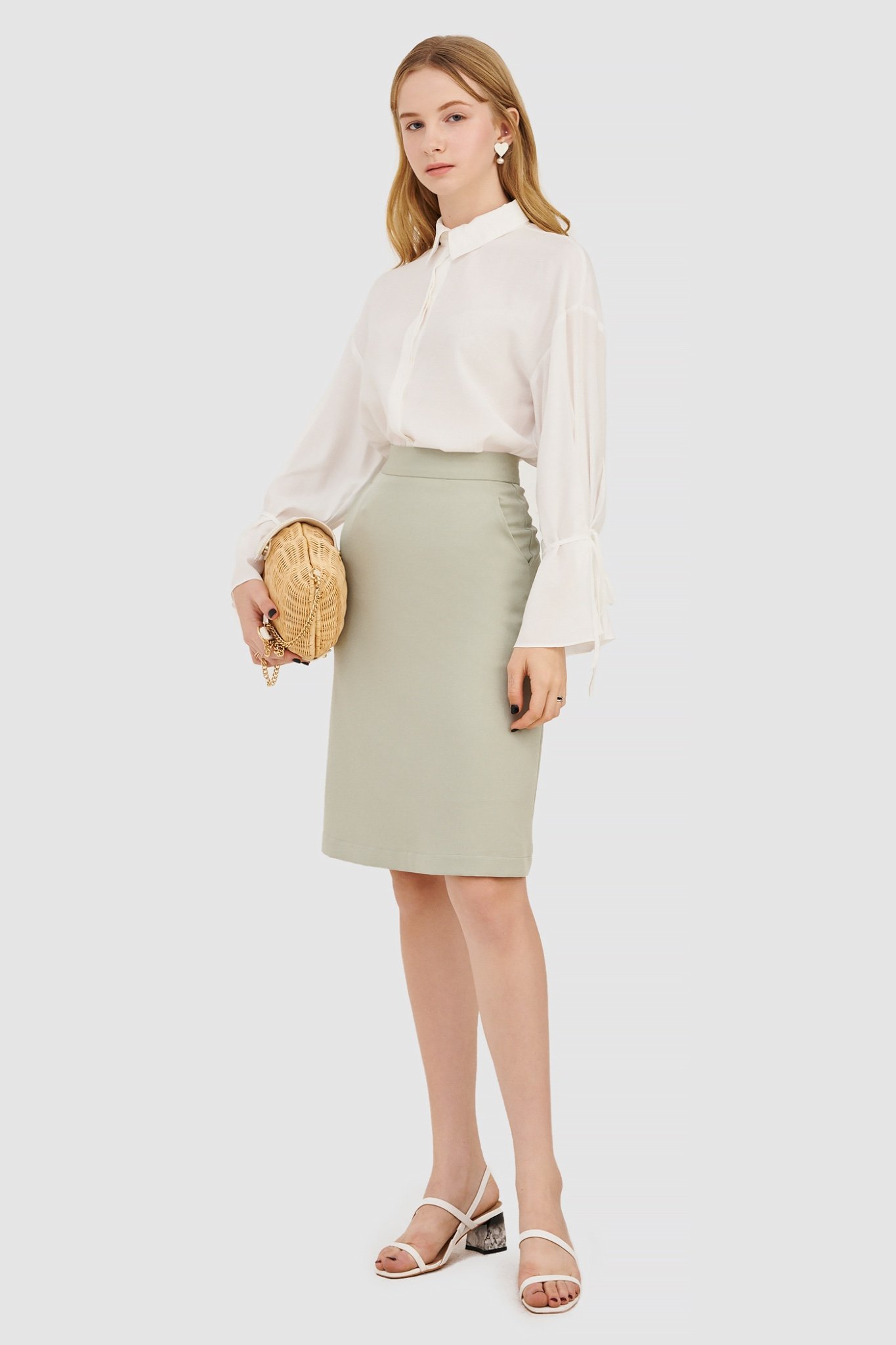 Nếu còn lăn tăn xem mua chân váy công sở ở đâu tphcm đẹp và rẻ thì hãy thử đến MARC Fashion xem sao nhé