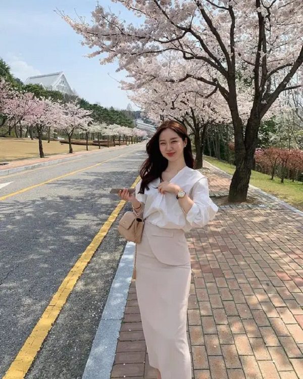 Chân váy ôm pastel nếu diện không khéo sẽ rất dễ “dừ”, vì vậy cô nàng chỉ cần mix cùng sơ mi kiểu oversized như này là đã cực xinh xắn và nổi bật rồi đấy nhé