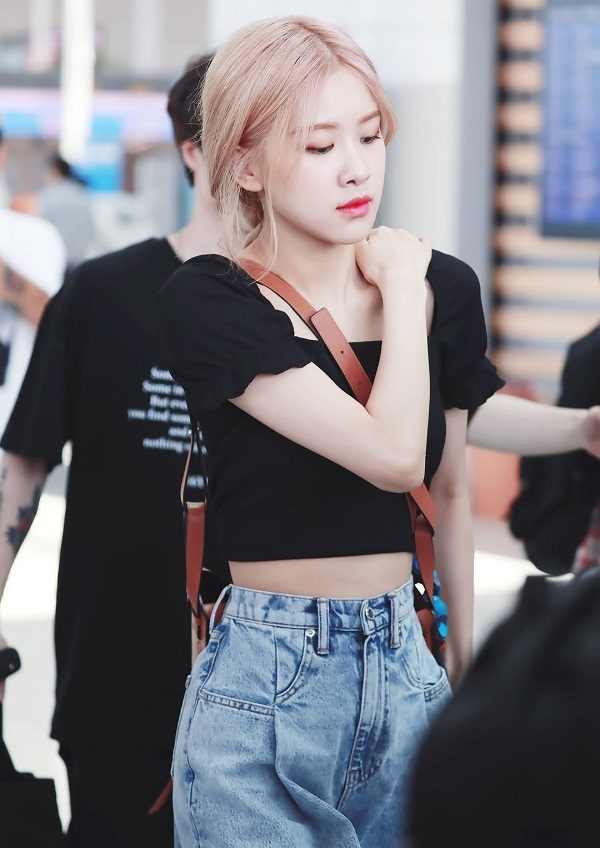 Rose phối đồ cực cool với kiểu áo croptop