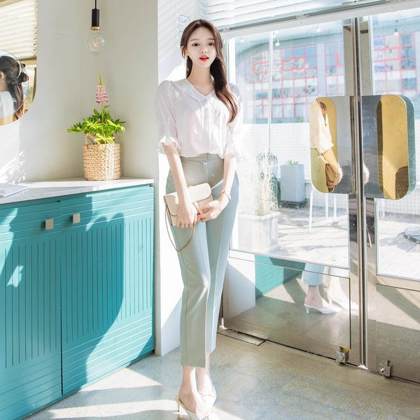 Vẫn là quần tây cùng chiếc áo sơ mi quen thuộc nhưng đã biến tấu trở thành set đồ cực sang chảnh, cá tính và thanh lịch