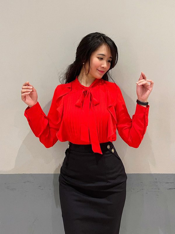 Áo sơ mi thắt nơ "điệu đà" phối chân váy bút chì