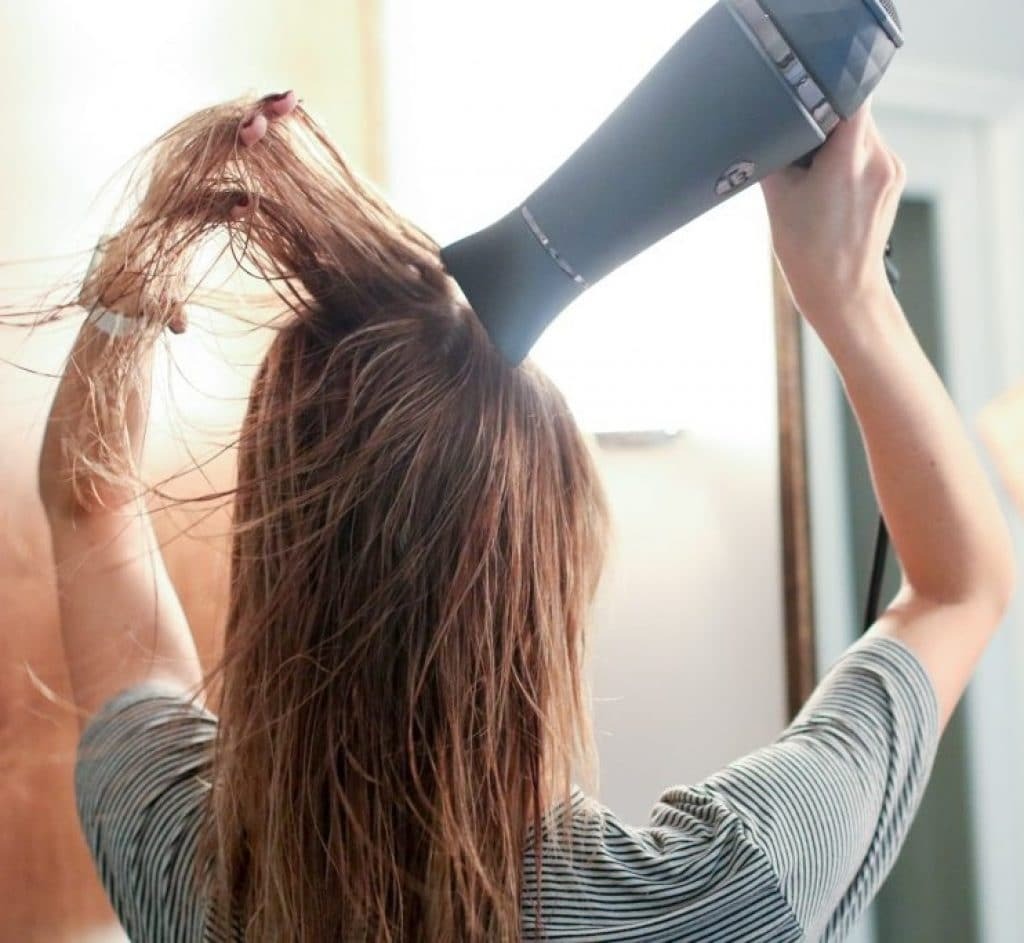 Để máy sấy quá gần là cách sử dụng máy sấy tóc sai