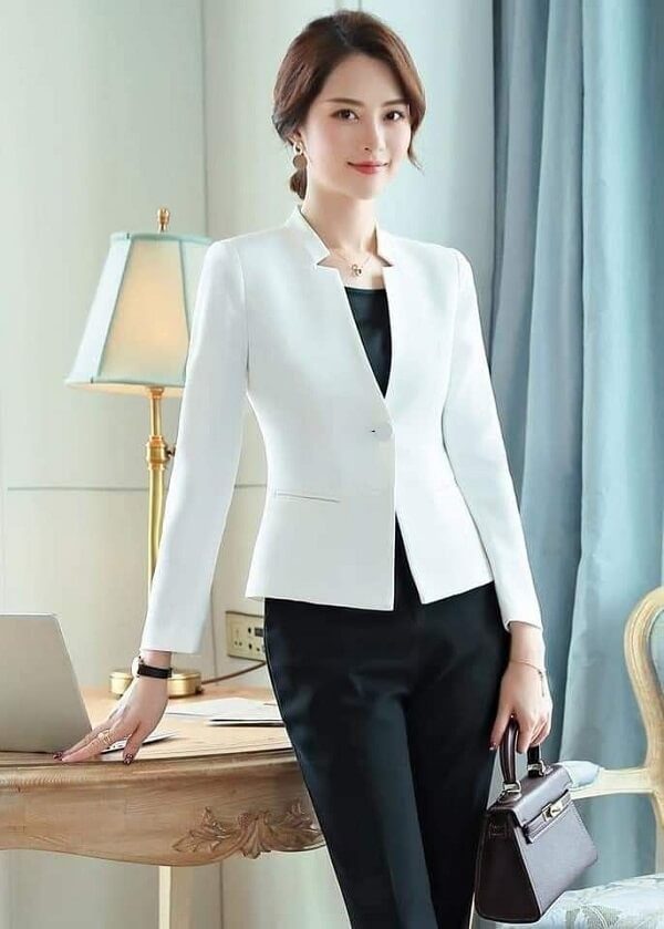 Set đồ vest trắng với quần âu đen cũng là thiết kế khá thanh lịch và trẻ trung cho các cô giáo trẻ.