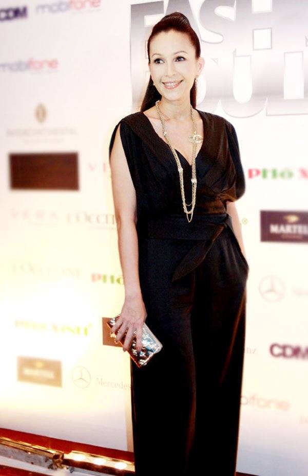 Thời trang váy đầm tuổi 50 đẹp và sang trọng nhất 15