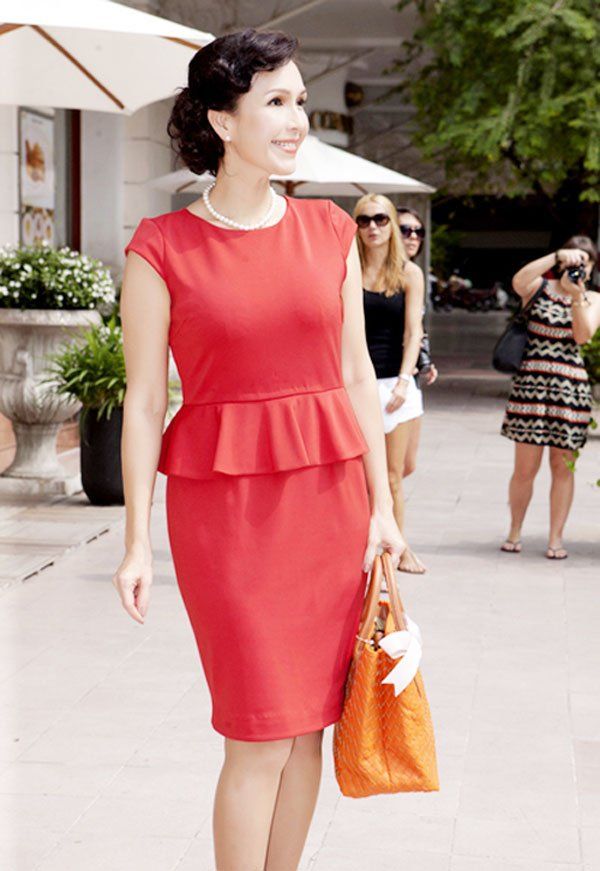 Thời trang váy đầm tuổi 50 đẹp và sang trọng nhất 16