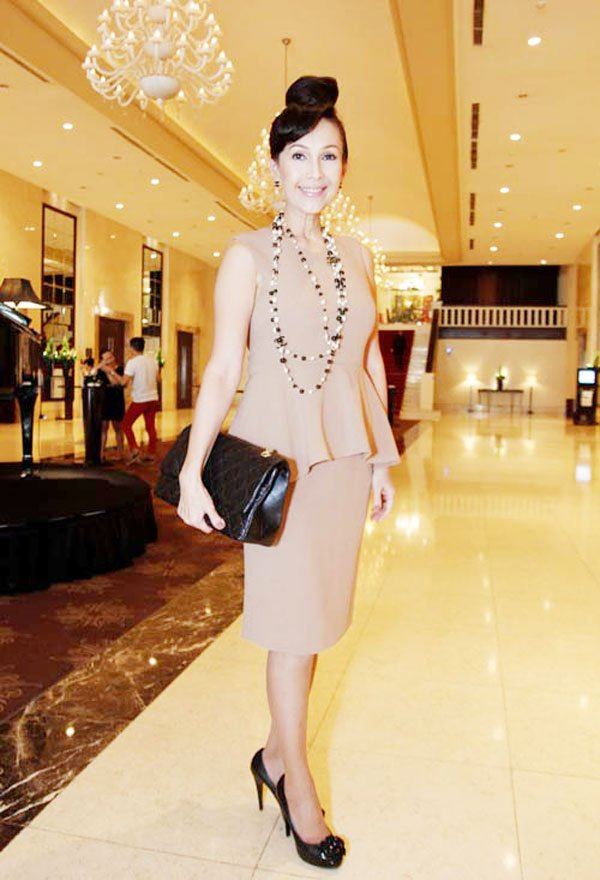 Thời trang váy đầm tuổi 50 đẹp và sang trọng nhất 19