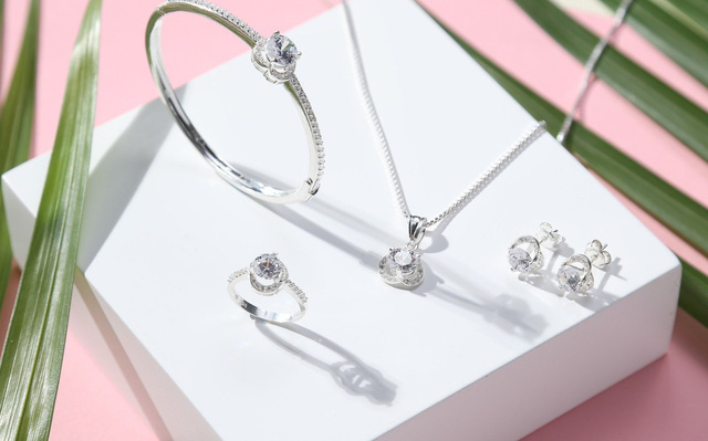 trang sức đi kèm