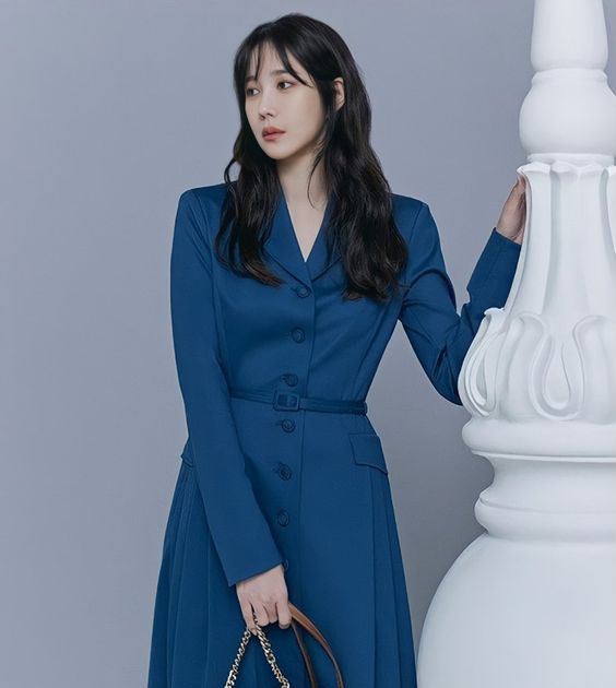 Bà cả Penthouse cực chất trong bộ vát tay dài cổ V