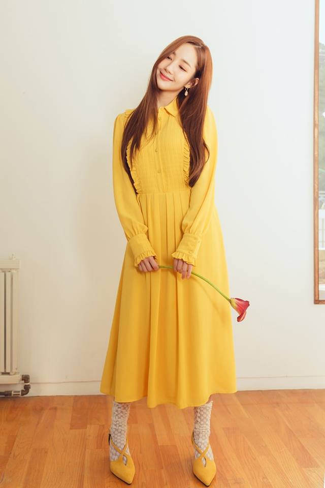 Nàng Park Min Young tươi tắn với kiểu váy tay dài 