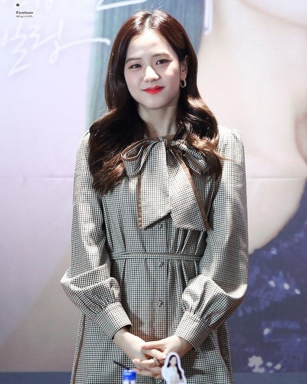 Nàng thơ Jisoo hiện váy sơ mi thanh lịch