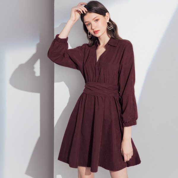 Đầm sơ mi chấm bi vừa trẻ trung vừa sang trọng.