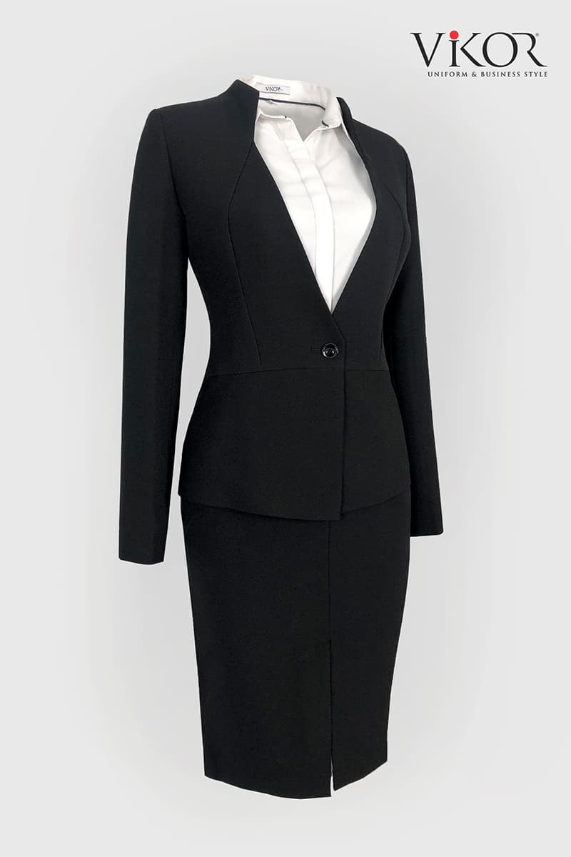 Áo vest đen thiết kế với đường gân ôm dáng, cổ đứng tạo vẻ đẹp thanh lịch và chuyên nghiệp