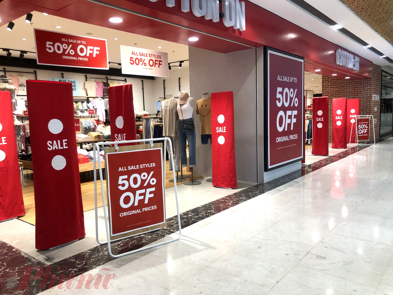 Nhiều cửa hàng thời trang giảm giá mạnh nhưng vẫn vắng khách - Ảnh: Thanh Hoa 