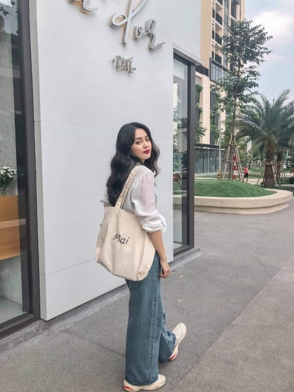 Áo sơ mi trắng kết hợp cùng quần tây/ jeans