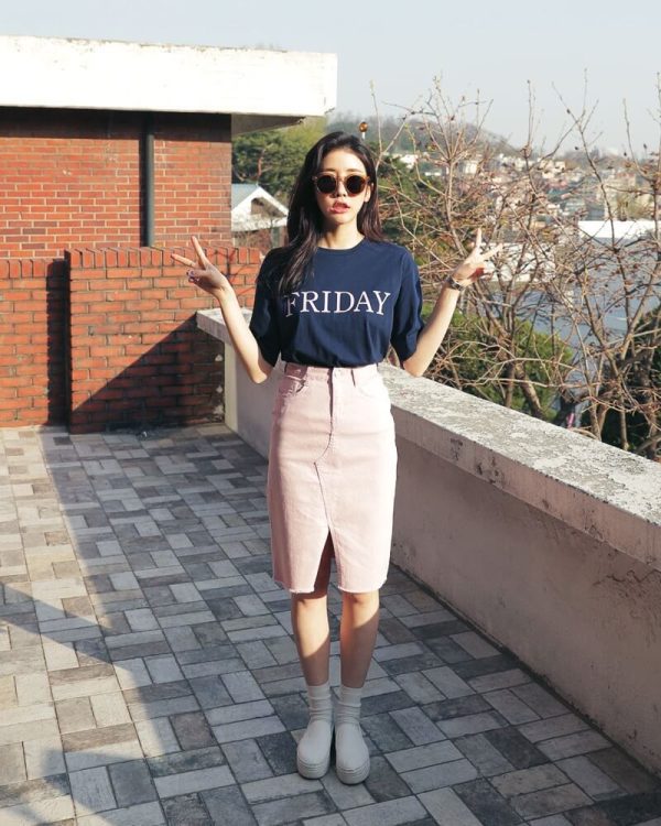 Áo thun và chân váy bút chì